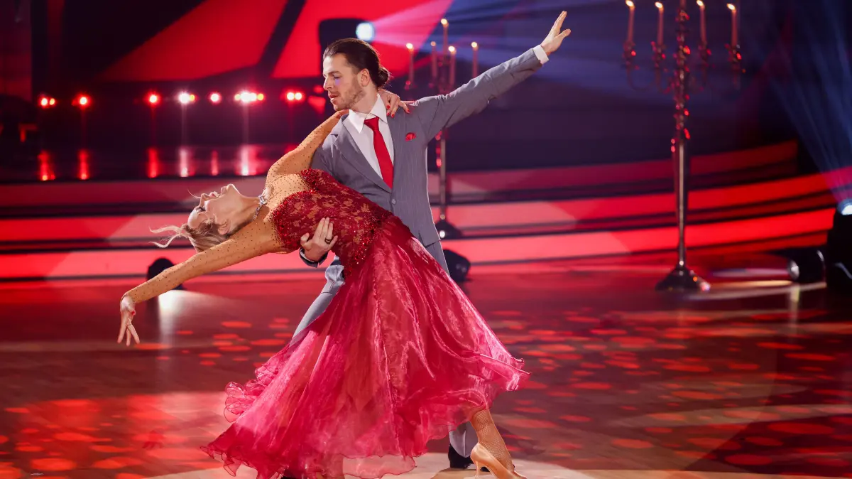 Riccardo Basile und Isabel Edvardsson,tanzen in der RTL-Tanzshow "Let's Dance" im Coloneum.