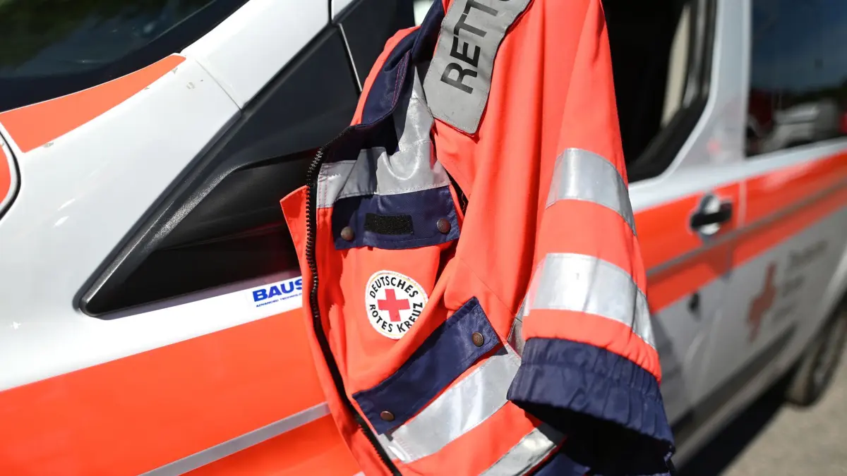 Rettungsdienst: ARCHIV - 01.06.2019, Baden-Württemberg, Freiburg: Eine Jacke eines Rettungssanitäters des Deutschen Roten Kreuzes hängt am Fenster eines Krankenwagens. (zu dpa: «Zehnjähriger in Stuttgart von Auto erfasst») Foto: Patrick Seeger/dpa +++ dpa-Bildfunk +++