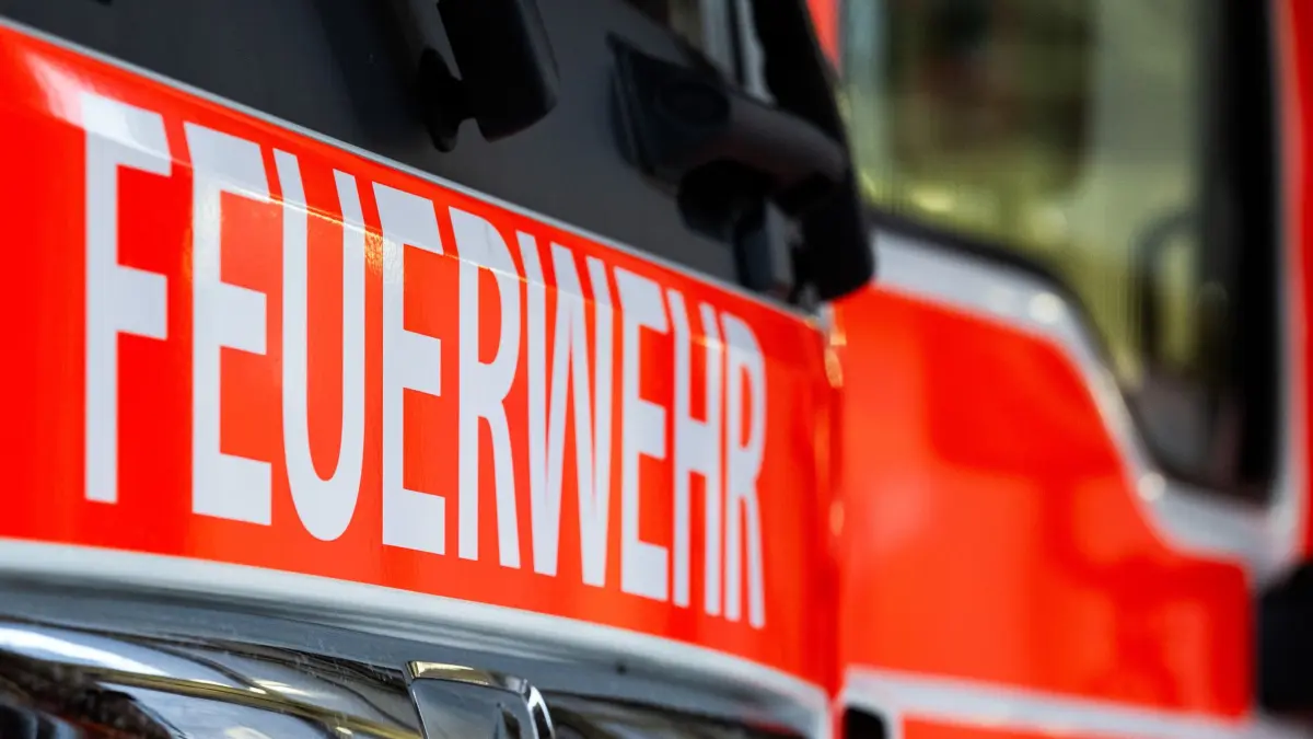 Brand: ARCHIV - 30.12.2024, Berlin: Ein Einsatzfahrzeug mit der Aufschrift «Feuerwehr». (Symbolbild) (zu dpa: «Waldbrand bei Hainburg: 2,5 Hektar Fläche zerstört») Foto: Soeren Stache/dpa +++ dpa-Bildfunk +++