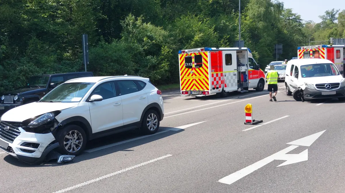 Unfall in Stuttgart-Weilimdorf: Beide beteiligten Autos müssen abgeschleppt werden.