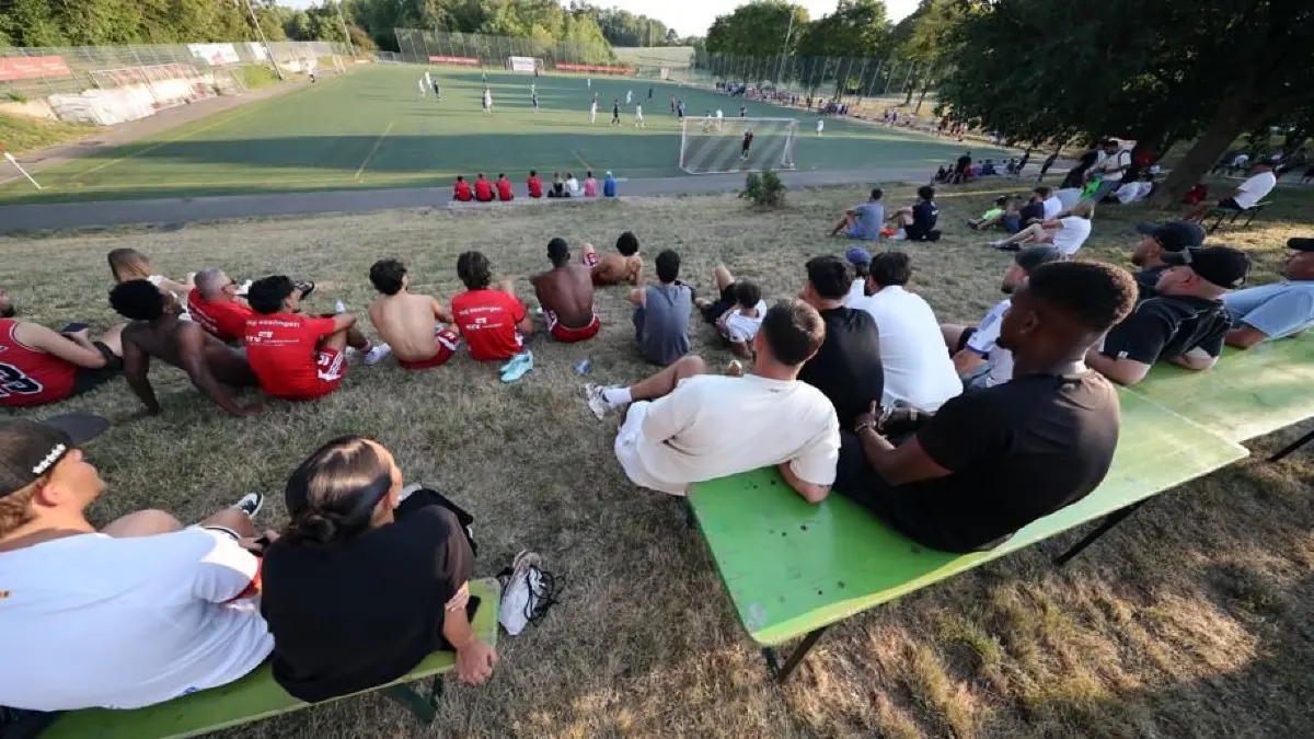 Gemütlich ist es und guten Fußball gibt es auch zu sehen.