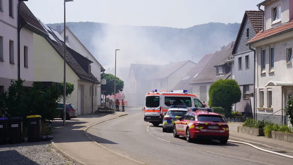 Gegen 11:40 Uhr wurden die Feuerwehren aus Lenningen, Owen sowie Kirchheim zu einem Brand in die Kirchheimer Strasse gerufen.<br />
<br />
Beim Eintreffen der Einsatzkraefte stand eine Scheune bereits in Vollbrand und drohte auf ein angebautes Wohnhaus ueberzugreifen. Die Feuerwehr war mit einem Grossaufgebot vor Ort und versuchte, die Flammen unter Kontrolle zu bringen. Das Uebergreifen auf das Wohnhaus konnte jedoch nicht verhindert werden. Rauch und Flammen schlugen auch in das angebaute Gebaeude.<br />
<br />
Die Scheune brannte vollstaendig aus und ist ein Totalschaden. Das Wohnhaus steht noch. Durch den starken Funkenflug mussten umliegende Haeuser und Gaerten bewaessert werden, um ein weiteres Ausbreiten des Feuers zu verhindern.<br />
<br />
Ueber Verletzte ist derzeit noch nichts bekannt. Die Brandursache ist bislang unklar. Die Polizei hat die Ermittlungen aufgenommen.<br />
<br />
Aufgrund des Brandes ist die Strasse von Owen in Richtung Lenningen bereits gesperrt. Die Kirchheimer Strasse verlaeuft durch den Ort, weshalb es zu erheblichen Verkehrsbehinderungen kommt.