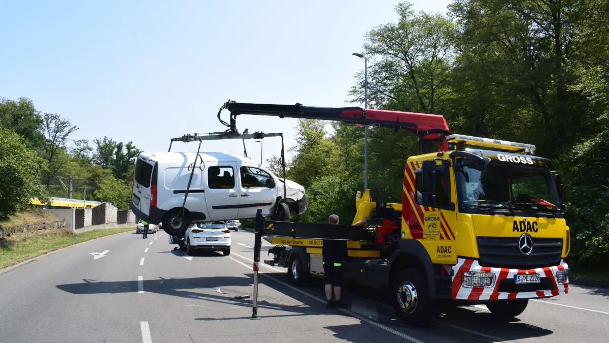Am Donnerstagmittag kam es auf der Foehrichstrasse in Stuttgart-Weilimdorf zu einem Verkehrsunfall, bei dem eine Person verletzt wurde.