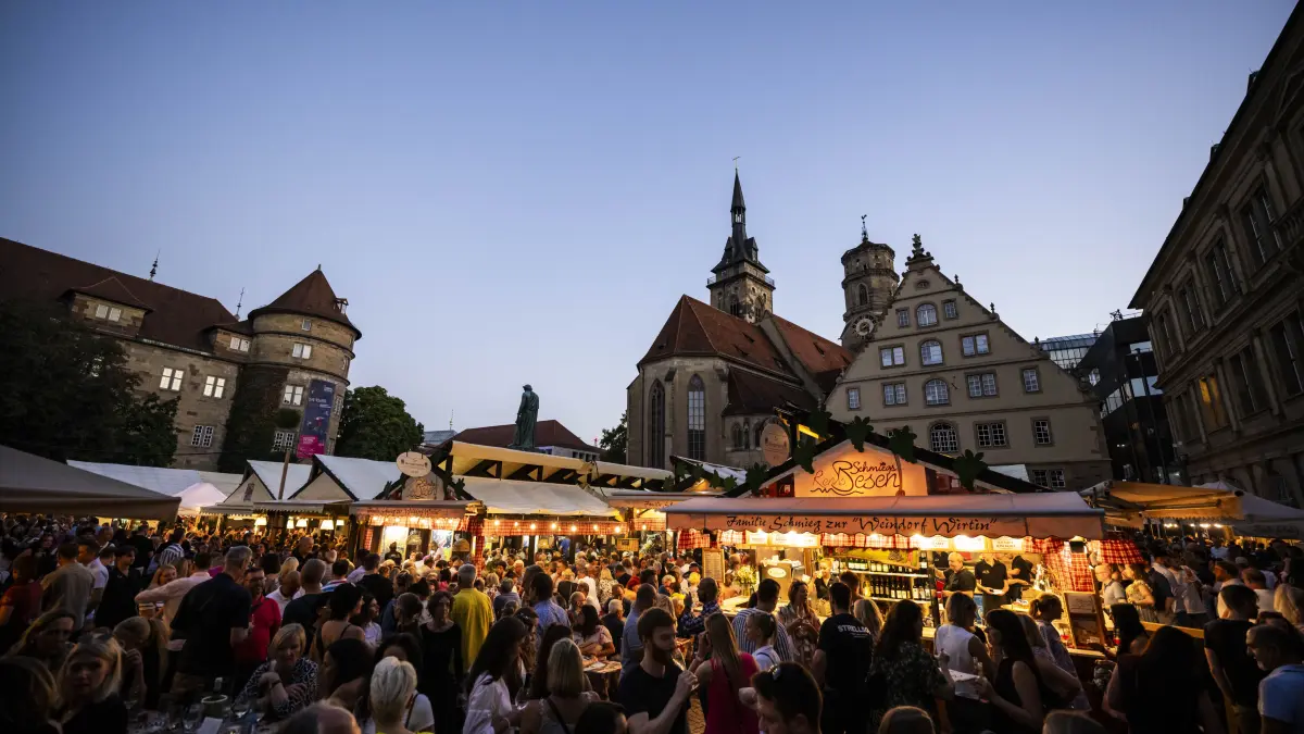 Seit 50 Jahren steht das Stuttgarter Weindorf für regionale Weinkultur, kulinarische Vielfalt und geselliges Miteinander im Herzen der Stadt.