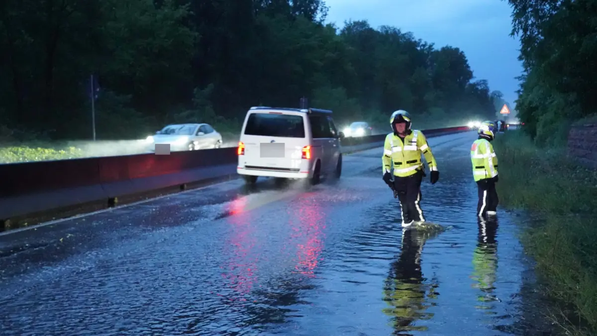 Stuttgart um 20.10 bis 21.00 Uhr ging ein schweres Unwetter nieder. Um 20.10 Uhr blitze ueber S-Feuerbach. In der Kaltentaler Abfahrt in vaihingen Baum ueber die Strasse. Am Birkenkopf 1 Meter teil die Strasse unterwasser gewesen die POlizei von Motororad Staffel haben den Gully mit der Hand frei bekommen. In der Moehringerstrasse ist Baum zamt Wurzel umgekippt. Die Feuerwehr hat viele Einsaetze. Foto Andreas Rosar Fotoagentur-Stuttgart 31.07.2026