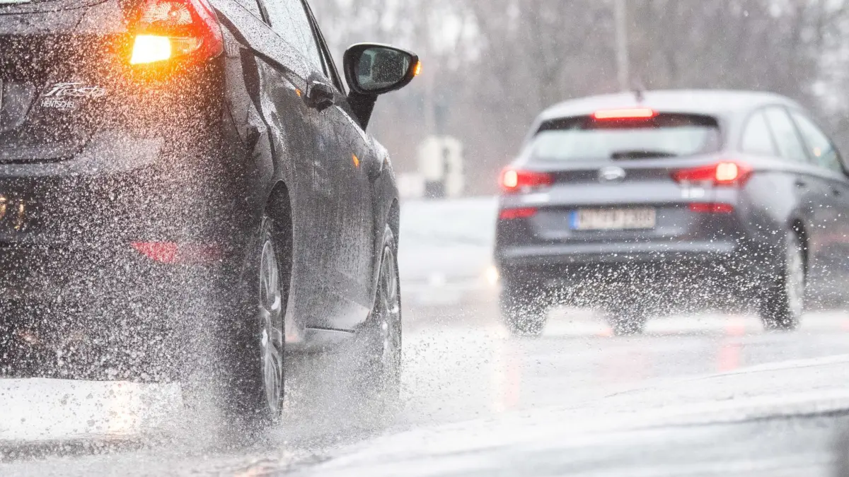 Autos fahren bei Regen: ARCHIV - 06.03.2020, Niedersachsen, Hannover: Besonders bei stehendem Wasser auf der Fahrbahn besteht Aquaplaning-Gefahr. (zu dpa: «Nach Hitze und Gewittern – Wie geht es weiter?») Foto: Julian Stratenschulte/dpa/dpa-tmn +++ dpa-Bildfunk +++