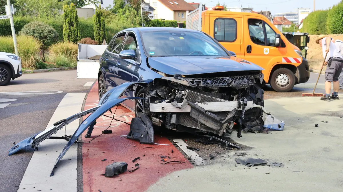 Bei dem Unfall wurden beide Fahrzeuge schwer beschädigt. Die Fahrer leicht verletzt.