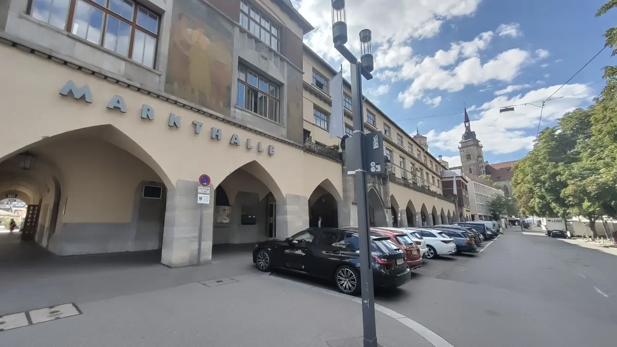 Die Parkplätze vor der Markthalle in Stuttgart fallen weg.