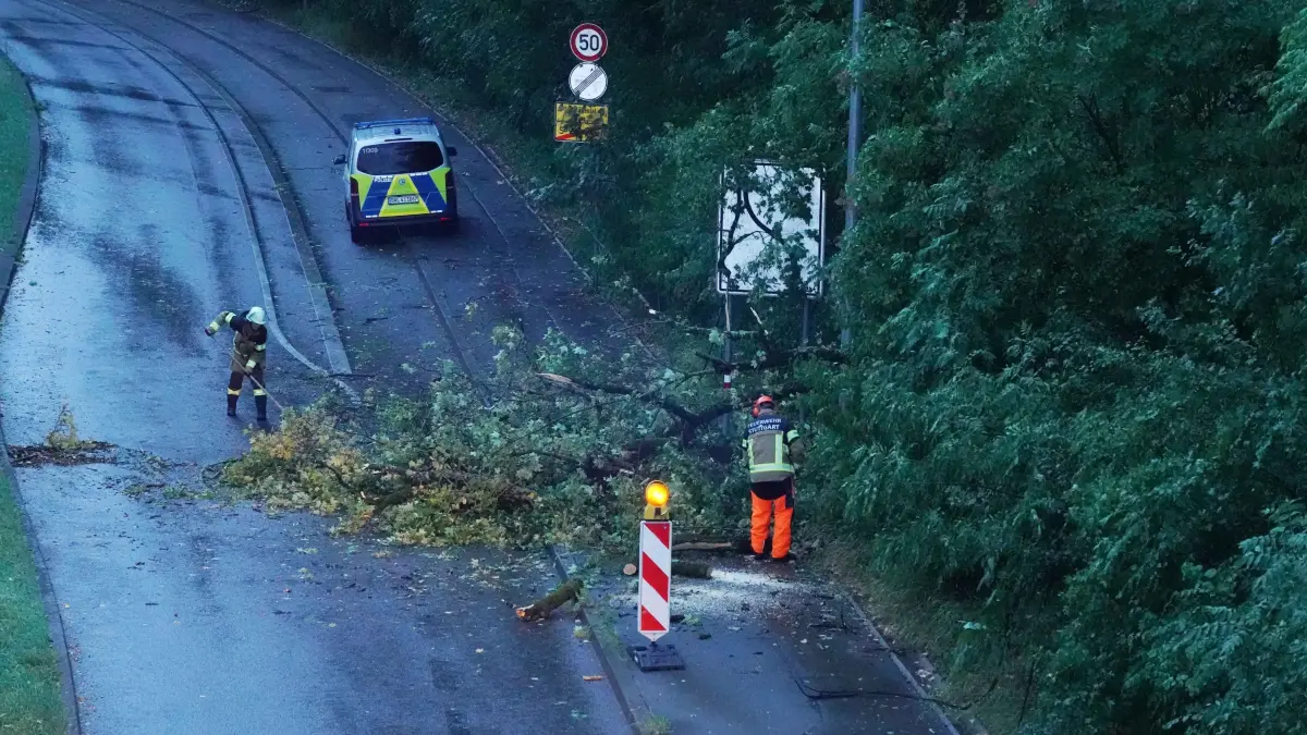 Stuttgart um 20.10 bis 21.00 Uhr ging ein schweres Unwetter nieder. Um 20.10 Uhr blitze ueber S-Feuerbach. In der Kaltentaler Abfahrt in vaihingen Baum ueber die Strasse. Am Birkenkopf 1 Meter teil die Strasse unterwasser gewesen die POlizei von Motororad Staffel haben den Gully mit der Hand frei bekommen. In der Moehringerstrasse ist Baum zamt Wurzel umgekippt. Die Feuerwehr hat viele Einsaetze. Foto Andreas Rosar Fotoagentur-Stuttgart 31.07.2026