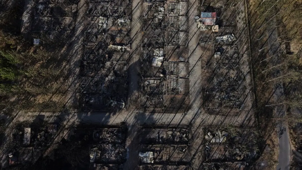 Luftaufnahme von verkohlten Bungalows auf einem Campingplatz, der im Valle de Iruelas von einem Waldbrand verwüstet wurde.