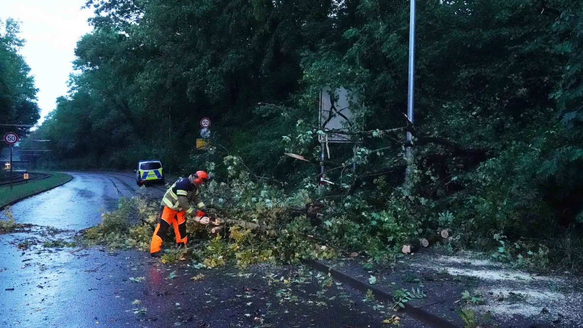Stuttgart um 20.10 bis 21.00 Uhr ging ein schweres Unwetter nieder. Um 20.10 Uhr blitze ueber S-Feuerbach. In der Kaltentaler Abfahrt in vaihingen Baum ueber die Strasse. Am Birkenkopf 1 Meter teil die Strasse unterwasser gewesen die POlizei von Motororad Staffel haben den Gully mit der Hand frei bekommen. In der Moehringerstrasse ist Baum zamt Wurzel umgekippt. Die Feuerwehr hat viele Einsaetze. Foto Andreas Rosar Fotoagentur-Stuttgart 31.07.2026