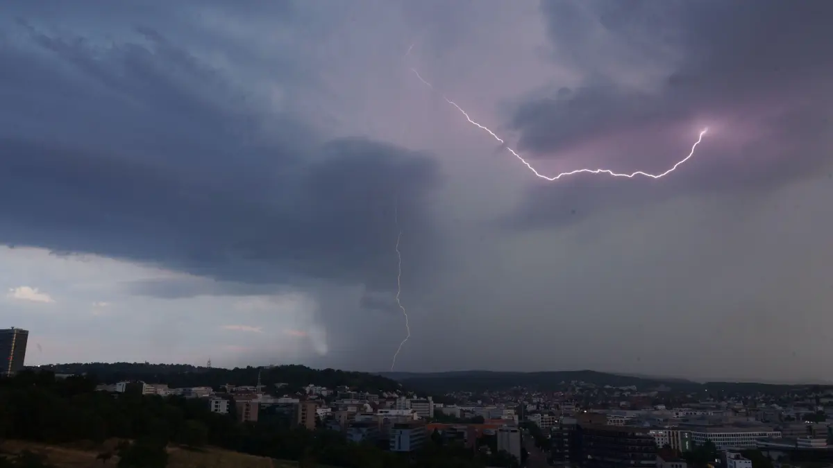 Stuttgart um 20.10 bis 21.00 Uhr ging ein schweres Unwetter nieder. Um 20.10 Uhr blitze ueber S-Feuerbach. In der Kaltentaler Abfahrt in vaihingen Baum ueber die Strasse. Am Birkenkopf 1 Meter teil die Strasse unterwasser gewesen die POlizei von Motororad Staffel haben den Gully mit der Hand frei bekommen. In der Moehringerstrasse ist Baum zamt Wurzel umgekippt. Die Feuerwehr hat viele Einsaetze. Foto Andreas Rosar Fotoagentur-Stuttgart 31.07.2026