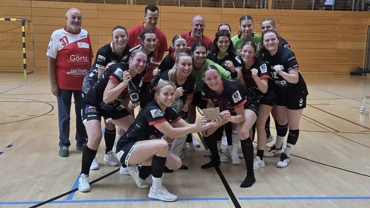 Die Frauen der SG Schozach-Bottwartal bejubeln den Turniersieg beim Erna-Feinauer-Turnier.
