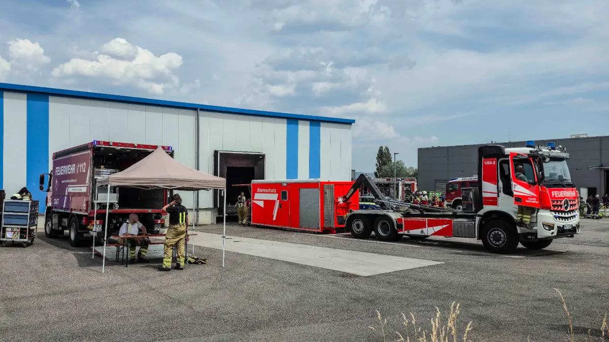 Aus bislang ungeklaerter Ursache kam es am Freitagmittag zu einem Brand in einem Gewerbebetrieb in Gaeufelden-Nebringen. Nach ersten Informationen der Feuerwehr stand beim Eintreffen der ersten Einsatzkraefte eine Fraesmaschine innerhalb einer Produktionshalle bereits in Vollbrand.<br />
<br />
Die entstandene Rauchentwicklung zog durch das Hallendach ins Freie und war bereits aus grosser Entfernung sichtbar. Die Feuerwehr leitete umgehend die Brandbekaempfung ein und konnte eine weitere Ausbreitung des Feuers verhindern.<br />
<br />
Nach Angaben der Feuerwehr wurden bei dem Brand mehrere Personen verletzt. Zur Art und Schwere der Verletzungen liegen derzeit noch keine naeheren Informationen vor. Die Betroffenen wurden vom Rettungsdienst versorgt.<br />
<br />
Die Feuerwehr war mit einem Grossaufgebot im Einsatz. Ebenfalls machte sich Kreisbrandmeister des Landkreises Boeblingen, Martin Amler, ein Bild von der Lage vor Ort.<br />
<br />
Die Brandursache ist derzeit noch unklar und Gegenstand der polizeilichen Ermittlungen. Angaben zur Hoehe des entstandenen Sachschadens liegen bislang nicht vor.