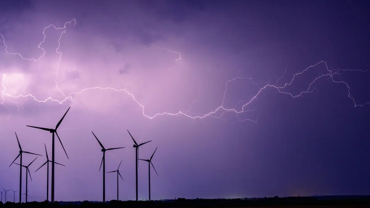 Gewitter über Brandenburg: 31.07.2026, Brandenburg, Sieversdorf: Blitze entladen sich am Himmel über Brandenburg. Foto: Patrick Pleul/dpa +++ dpa-Bildfunk +++
