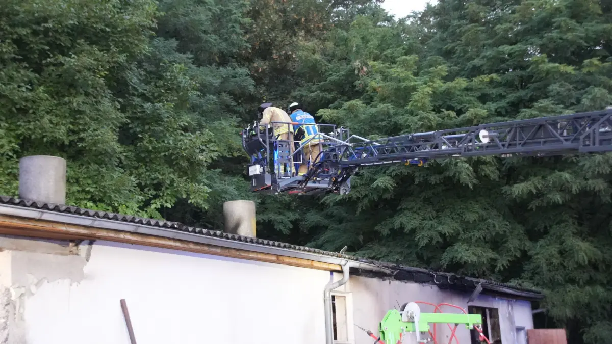 Am Montag kurz vor 4 Uhr wurde die Feuerwehr Esslingen zu einem Brand einer Lagerhalle auf einem Aussiedlerhof im Wald gerufen. Gluecklicherweise griff das Feuer dank des raschen Einsatzes der Feuerwehr nicht auf den Wald ueber. Auch keine Personen oder Tiere wurden hierbei verletzt. Aufgrund der weiten Entfernung zum naechsten Hydranten wurde der Abrollbehaelter – Wasser alarmiert. Zusaetzlich wurde eine ca. 800 Meter lange Schlauchleitung von der Hauptstrasse zum Brandort gelegt.