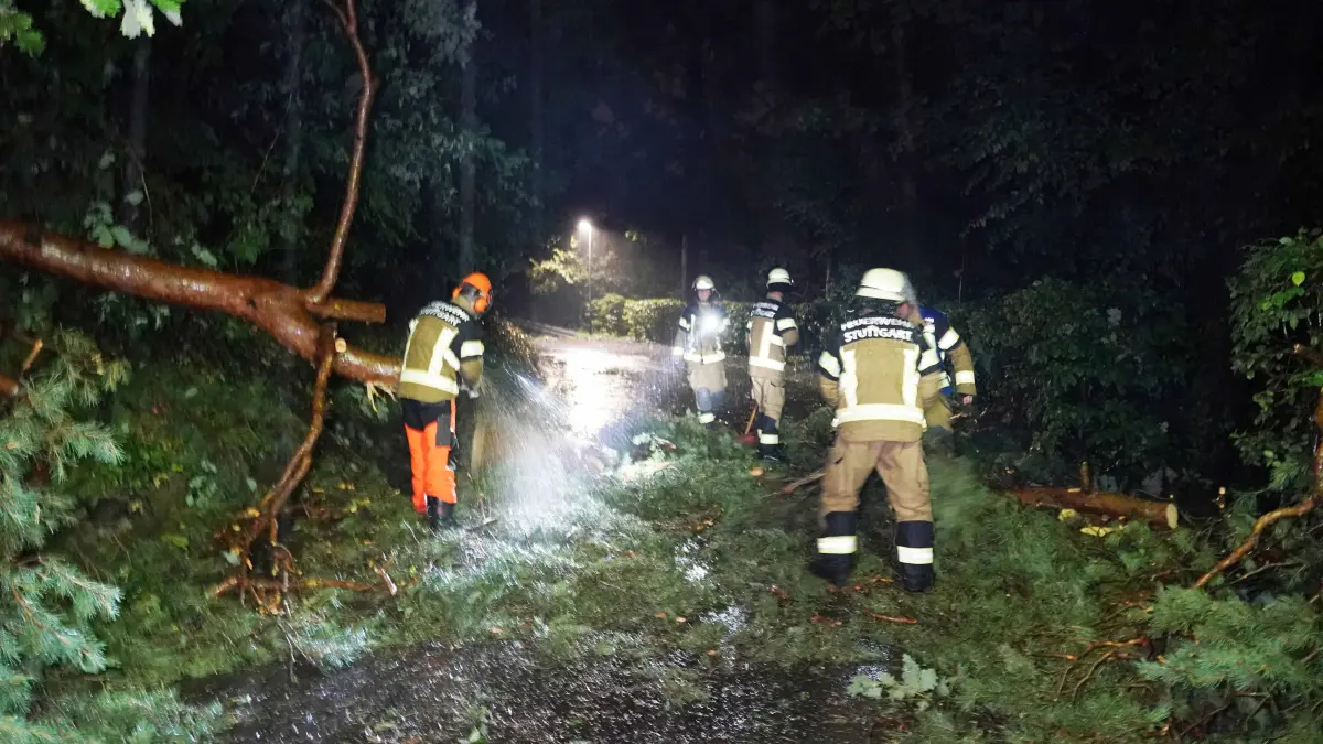 Stuttgart um 20.10 bis 21.00 Uhr ging ein schweres Unwetter nieder. Um 20.10 Uhr blitze ueber S-Feuerbach. In der Kaltentaler Abfahrt in vaihingen Baum ueber die Strasse. Am Birkenkopf 1 Meter teil die Strasse unterwasser gewesen die POlizei von Motororad Staffel haben den Gully mit der Hand frei bekommen. In der Moehringerstrasse ist Baum zamt Wurzel umgekippt. Die Feuerwehr hat viele Einsaetze. Foto Andreas Rosar Fotoagentur-Stuttgart 31.07.2026