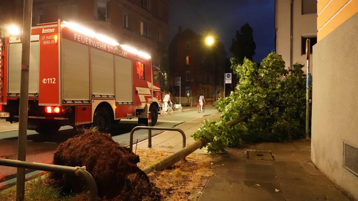 Stuttgart um 20.10 bis 21.00 Uhr ging ein schweres Unwetter nieder. Um 20.10 Uhr blitze ueber S-Feuerbach. In der Kaltentaler Abfahrt in vaihingen Baum ueber die Strasse. Am Birkenkopf 1 Meter teil die Strasse unterwasser gewesen die POlizei von Motororad Staffel haben den Gully mit der Hand frei bekommen. In der Moehringerstrasse ist Baum zamt Wurzel umgekippt. Die Feuerwehr hat viele Einsaetze. Foto Andreas Rosar Fotoagentur-Stuttgart 31.07.2026