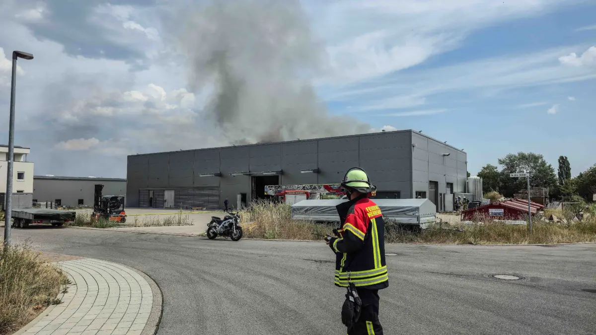 Aus bislang ungeklaerter Ursache kam es am Freitagmittag zu einem Brand in einem Gewerbebetrieb in Gaeufelden-Nebringen. Nach ersten Informationen der Feuerwehr stand beim Eintreffen der ersten Einsatzkraefte eine Fraesmaschine innerhalb einer Produktionshalle bereits in Vollbrand.<br />
<br />
Die entstandene Rauchentwicklung zog durch das Hallendach ins Freie und war bereits aus grosser Entfernung sichtbar. Die Feuerwehr leitete umgehend die Brandbekaempfung ein und konnte eine weitere Ausbreitung des Feuers verhindern.<br />
<br />
Nach Angaben der Feuerwehr wurden bei dem Brand mehrere Personen verletzt. Zur Art und Schwere der Verletzungen liegen derzeit noch keine naeheren Informationen vor. Die Betroffenen wurden vom Rettungsdienst versorgt.<br />
<br />
Die Feuerwehr war mit einem Grossaufgebot im Einsatz. Ebenfalls machte sich Kreisbrandmeister des Landkreises Boeblingen, Martin Amler, ein Bild von der Lage vor Ort.<br />
<br />
Die Brandursache ist derzeit noch unklar und Gegenstand der polizeilichen Ermittlungen. Angaben zur Hoehe des entstandenen Sachschadens liegen bislang nicht vor.
