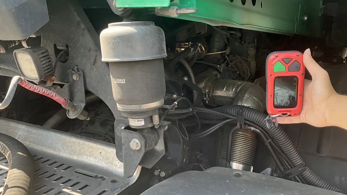 Thermoscanner vor dem Engelbergtunnel: Die Ditzinger Feuerwehr sieht sich diesmal mit einem tatsächlich überhitzten Gefahrgut-Lkw konfrontiert.
