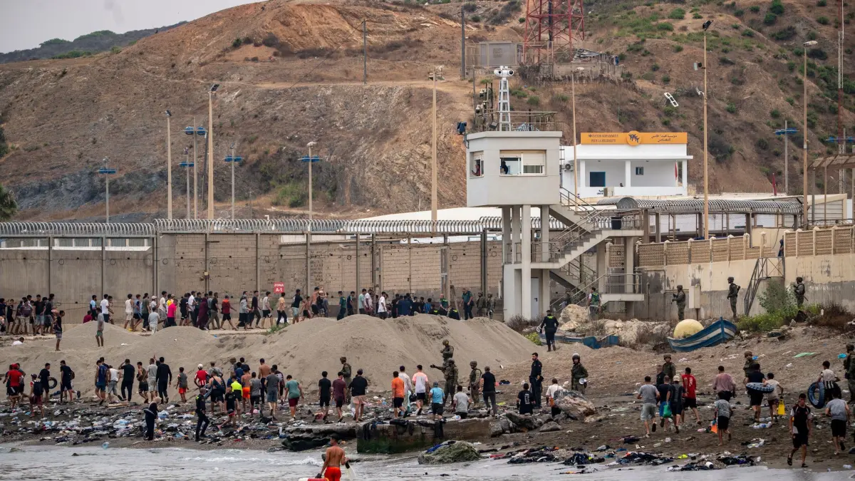 Migranten in Spanien - Exklave Ceuta: 31.07.2026, Spanien, Ceuta: Migranten kehren aus der spanischen Enklave Ceuta nach Marokko zurück. Foto: Antonio Sempere/AP/dpa +++ dpa-Bildfunk +++