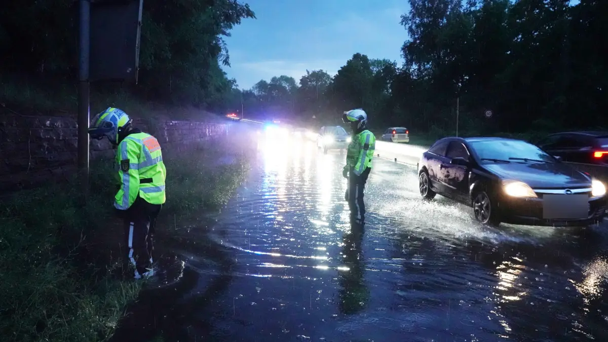 Stuttgart um 20.10 bis 21.00 Uhr ging ein schweres Unwetter nieder. Um 20.10 Uhr blitze ueber S-Feuerbach. In der Kaltentaler Abfahrt in vaihingen Baum ueber die Strasse. Am Birkenkopf 1 Meter teil die Strasse unterwasser gewesen die POlizei von Motororad Staffel haben den Gully mit der Hand frei bekommen. In der Moehringerstrasse ist Baum zamt Wurzel umgekippt. Die Feuerwehr hat viele Einsaetze. Foto Andreas Rosar Fotoagentur-Stuttgart 31.07.2026