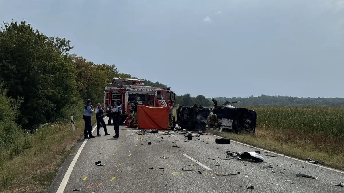Schlierbach: toedlicher Verkehrsunfall,Transporter kontra Bus – ein toter– 14 Verletzte: Am Freitagnachmittag ereignete sich auf der B 297 am Ortseingang Schlierbach, ein schwerer Verkehrsunfall zwischen einem Kleintransporter und einem Linienbus. Nach ersten Erkenntnissen der Polizei befand sich der Kleintransporter auf der B 297 von Schlierbach kommend Richtung Kirchheim unter Teck, als er aus noch bislang ungeklaerte Ursache auf die Gegenfahrbahn geriet und dort frontal mit einem Bus zusammen stiess. <br />
Der Fahrer des Transporters wurde in seinem Transporter Schwerst eingeklemmt und musste durch die Feuerwehr unter schwerem technischen Geraet gerettet werden. Reanimation Versuche durch den Rettungsdienst vor Ort blieben erfolglos, die Person verstarb noch an der Unfallstelle. Der Busfahrer sowie zwoelf Fahrgaeste im Bus wurden bei dem Unfall ebenfalls verletzt. Sechs Fahrgaeste wurden schwer verletzt und sieben Fahrgaeste, leicht. Die Feuerwehren aus Schlierbach, Albertshausen und Uhingen waren mit einer Vielzahl an Einsatzkraeften vor Ort von Seiten des Rettungsdienst wurde ein Grosseinsatz ausgeloest. Es waren mehrere Notaerzte Rettungswagen sowie eine leitende Notaerztin des Landkreises Goeppingen Einsatz zu genauen Unfallursache hat die Verkehrspolizei Direktion Ulm die Ermittlungen aufgenommen, die B 297 bleibt die naechsten Stunden noch voll gesperrt.
