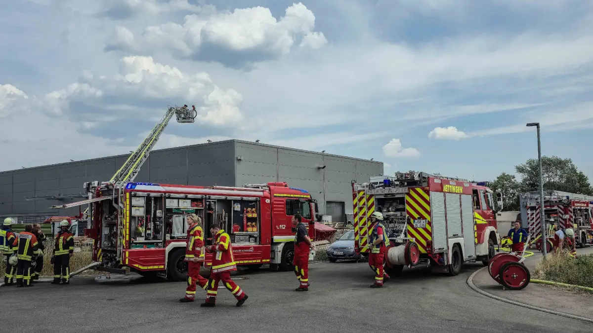 Aus bislang ungeklaerter Ursache kam es am Freitagmittag zu einem Brand in einem Gewerbebetrieb in Gaeufelden-Nebringen. Nach ersten Informationen der Feuerwehr stand beim Eintreffen der ersten Einsatzkraefte eine Fraesmaschine innerhalb einer Produktionshalle bereits in Vollbrand.<br />
<br />
Die entstandene Rauchentwicklung zog durch das Hallendach ins Freie und war bereits aus grosser Entfernung sichtbar. Die Feuerwehr leitete umgehend die Brandbekaempfung ein und konnte eine weitere Ausbreitung des Feuers verhindern.<br />
<br />
Nach Angaben der Feuerwehr wurden bei dem Brand mehrere Personen verletzt. Zur Art und Schwere der Verletzungen liegen derzeit noch keine naeheren Informationen vor. Die Betroffenen wurden vom Rettungsdienst versorgt.<br />
<br />
Die Feuerwehr war mit einem Grossaufgebot im Einsatz. Ebenfalls machte sich Kreisbrandmeister des Landkreises Boeblingen, Martin Amler, ein Bild von der Lage vor Ort.<br />
<br />
Die Brandursache ist derzeit noch unklar und Gegenstand der polizeilichen Ermittlungen. Angaben zur Hoehe des entstandenen Sachschadens liegen bislang nicht vor.