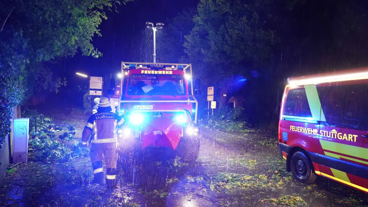 Stuttgart erneutes Unwetter ging um 22.00 Uhr nieder viele Baeume kippten um wie hier auf der Leonbergerstrasse beim Rudolf Sophien Stift hier kippten mehrere Baeume um. Foto Andreas Rosar Fotoagentur-Stuttgart 31.07.2026