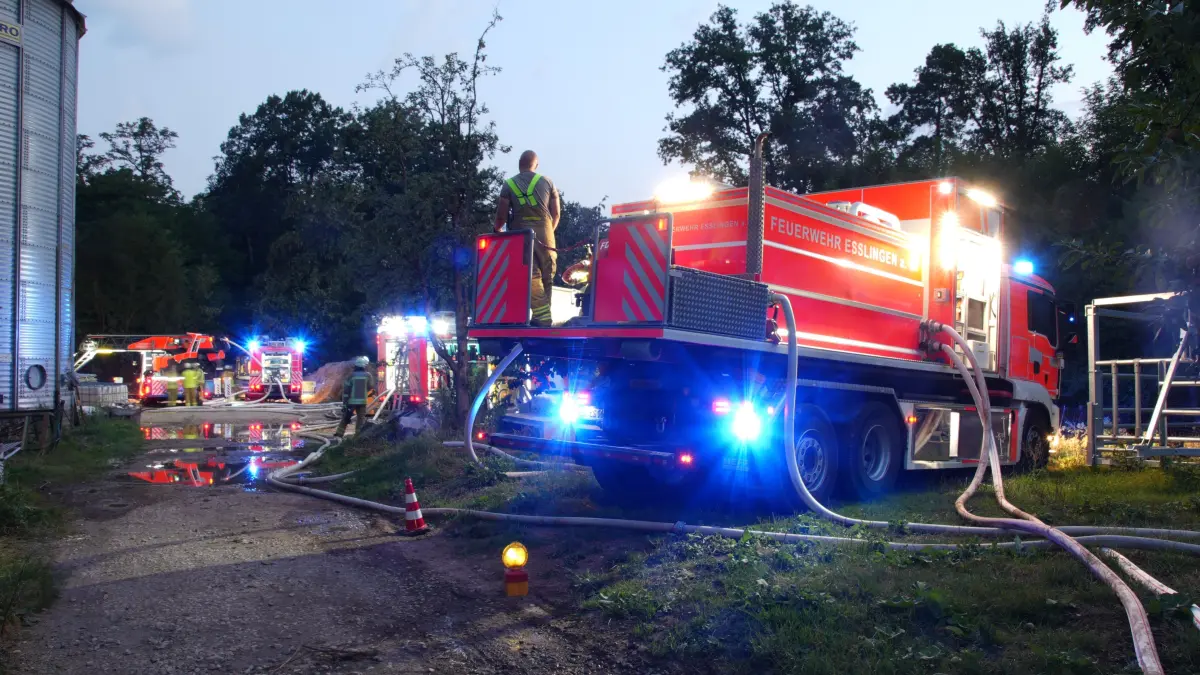 Am Montag kurz vor 4 Uhr wurde die Feuerwehr Esslingen zu einem Brand einer Lagerhalle auf einem Aussiedlerhof im Wald gerufen. Gluecklicherweise griff das Feuer dank des raschen Einsatzes der Feuerwehr nicht auf den Wald ueber. Auch keine Personen oder Tiere wurden hierbei verletzt. Aufgrund der weiten Entfernung zum naechsten Hydranten wurde der Abrollbehaelter – Wasser alarmiert. Zusaetzlich wurde eine ca. 800 Meter lange Schlauchleitung von der Hauptstrasse zum Brandort gelegt.