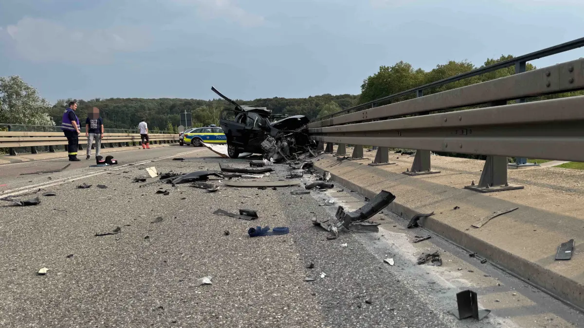 Zu einem toedlichen Unfall kam es an diesem Donnerstag gegen 15.45 Uhr auf der Bundesstrasse 312 in Hoehe des Aileswasensees bei Neckartailfingen. Beteiligt waren an einem Zusammenstoss ein Lkw und ein Pkw. Der Fahrer des Pkw verstarb dabei. Laut der zustaendigen Polizeidirektion Reutlingen ist die Strasse Stand 18 Uhr noch gesperrt. Notarzt, Feuerwehr und Polizei waren vor Ort. Die Unfallursache wird derzeit noch ermittelt.