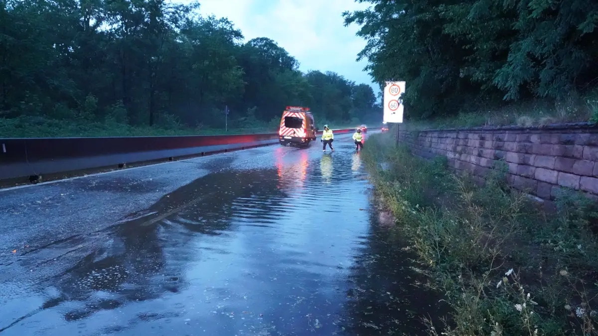 Stuttgart um 20.10 bis 21.00 Uhr ging ein schweres Unwetter nieder. Um 20.10 Uhr blitze ueber S-Feuerbach. In der Kaltentaler Abfahrt in vaihingen Baum ueber die Strasse. Am Birkenkopf 1 Meter teil die Strasse unterwasser gewesen die POlizei von Motororad Staffel haben den Gully mit der Hand frei bekommen. In der Moehringerstrasse ist Baum zamt Wurzel umgekippt. Die Feuerwehr hat viele Einsaetze. Foto Andreas Rosar Fotoagentur-Stuttgart 31.07.2026