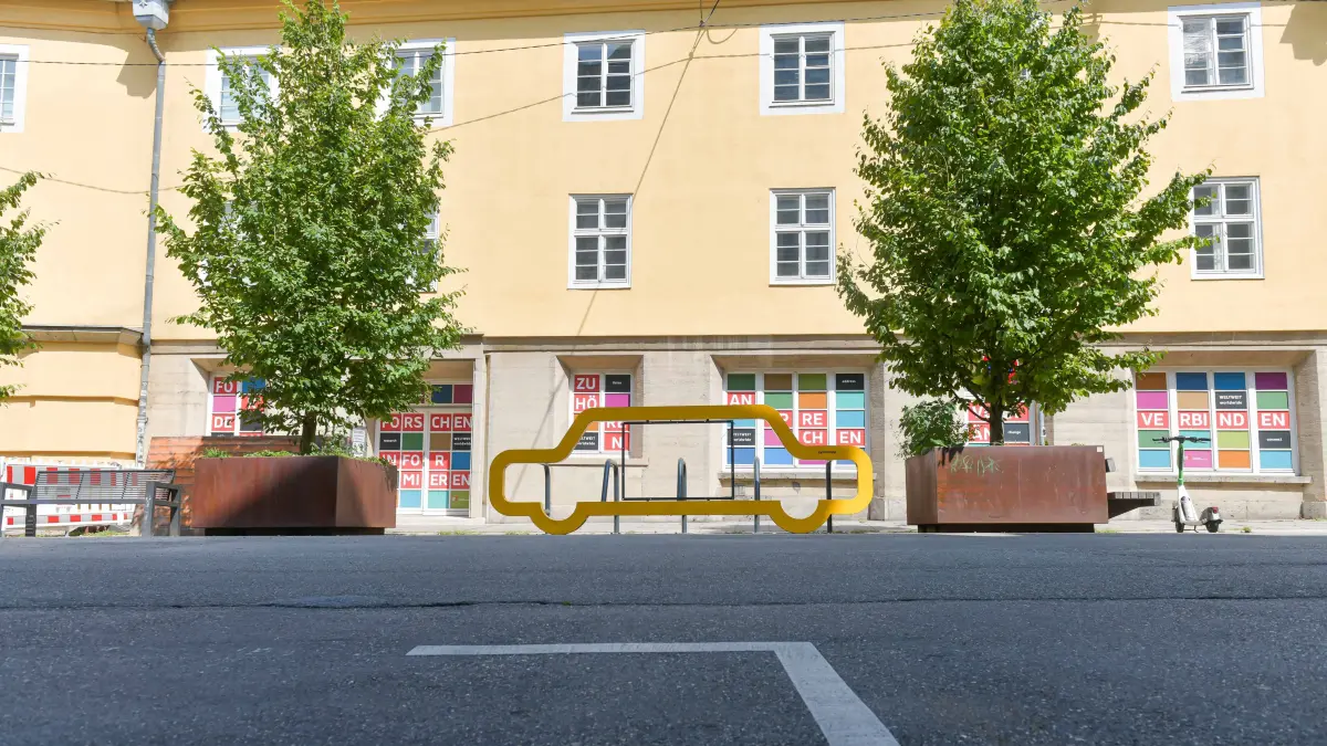Stuttgart, Dorotheenstraße auf Höhe des "Hotel Silber".
Parkplätze werden zurückgebaut.
Hier wurde stark umgestaltet, dort stehen nun unter anderem Bäume in großen Kübeln, es gibt wenige Parkplätze an einer Ladesäule für E-Autos."