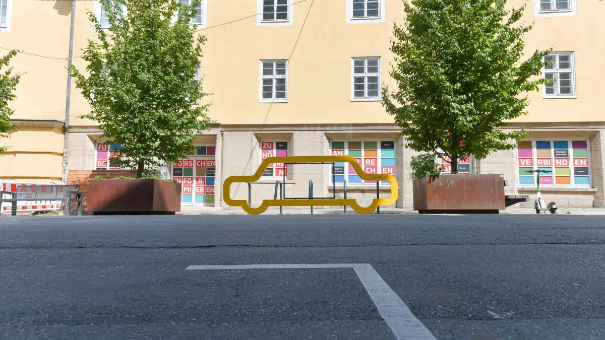 Stuttgart, Dorotheenstraße auf Höhe des "Hotel Silber".
Parkplätze werden zurückgebaut.
Hier wurde stark umgestaltet, dort stehen nun unter anderem Bäume in großen Kübeln, es gibt wenige Parkplätze an einer Ladesäule für E-Autos."