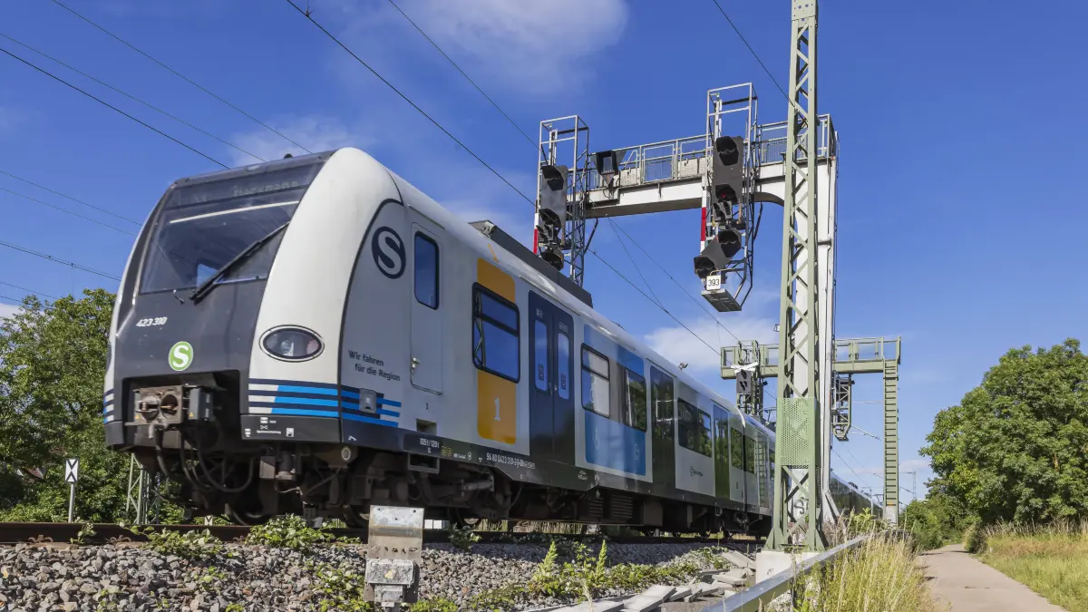 Debakel und das Bahnprojekt Stuttgart 21. Bei der Planung für den Digitalen Knoten machte die Deutsche Bahn AG eklatante Planungsfehler. Für das digitale Zugbeeinflussungssystem ETCS wurden rund um Stuttgart massenhaft falsche Kabel verlegt. Auch bei den Signalanlagen lief nicht alles rund. Bahnstrecke mit S-Bahn im Bereich Stuttgart-Sommerrain. // 24.06.2026, Stuttgart, Baden-Württemberg, Deutschland *** Debacle and the Stuttgart 21 Rail Project: During the planning of the digital hub, Deutsche Bahn AG made glaring planning errors. For the ETCS digital train control system, a massive number of incorrect cables were laid throughout the Stuttgart area. Things didnt go smoothly with the signaling systems either. S-Bahn rail line in the S