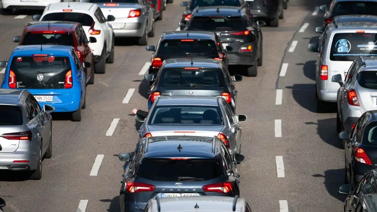 Autobahn: ARCHIV - 02.02.2024, Baden-Württemberg, Stuttgart: Autos stehen auf der Autobahn im Stau (Symbolbild). (zu dpa: «A5 Richtung Süden nach Unfall gesperrt – langer Stau») Foto: Marijan Murat/dpa +++ dpa-Bildfunk +++