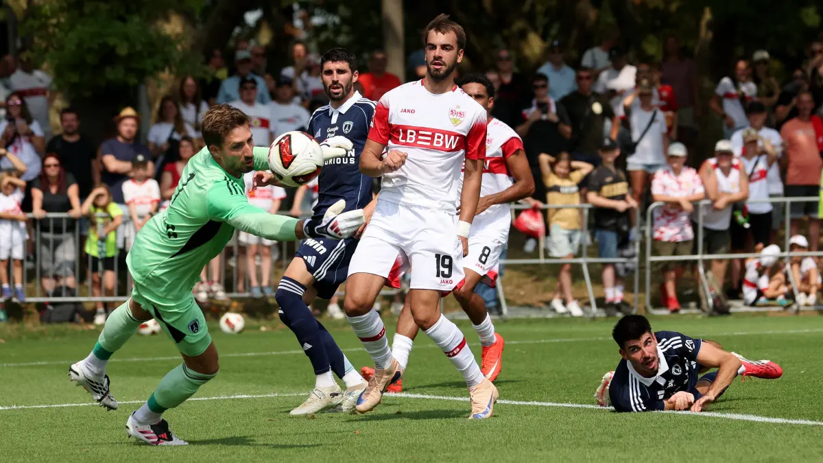Fußball VfB Stuttgart vs. Paris FC: 2026.08.01, Deutschland, Stuttgart, Fußball VfB Stuttgart vs. Paris FC, v.l. Kvin Trapp Paris, Pierre Less-Melou Paris, Jovan Milosevic VfB, Thibault De Smet Paris *** August 1, 2026, Germany, Stuttgart, Soccer: VfB Stuttgart vs. Paris FC from left: Kvin Trapp Paris, Pierre Less Melou Paris, Jovan Milosevic VfB, Thibault De Smet Paris