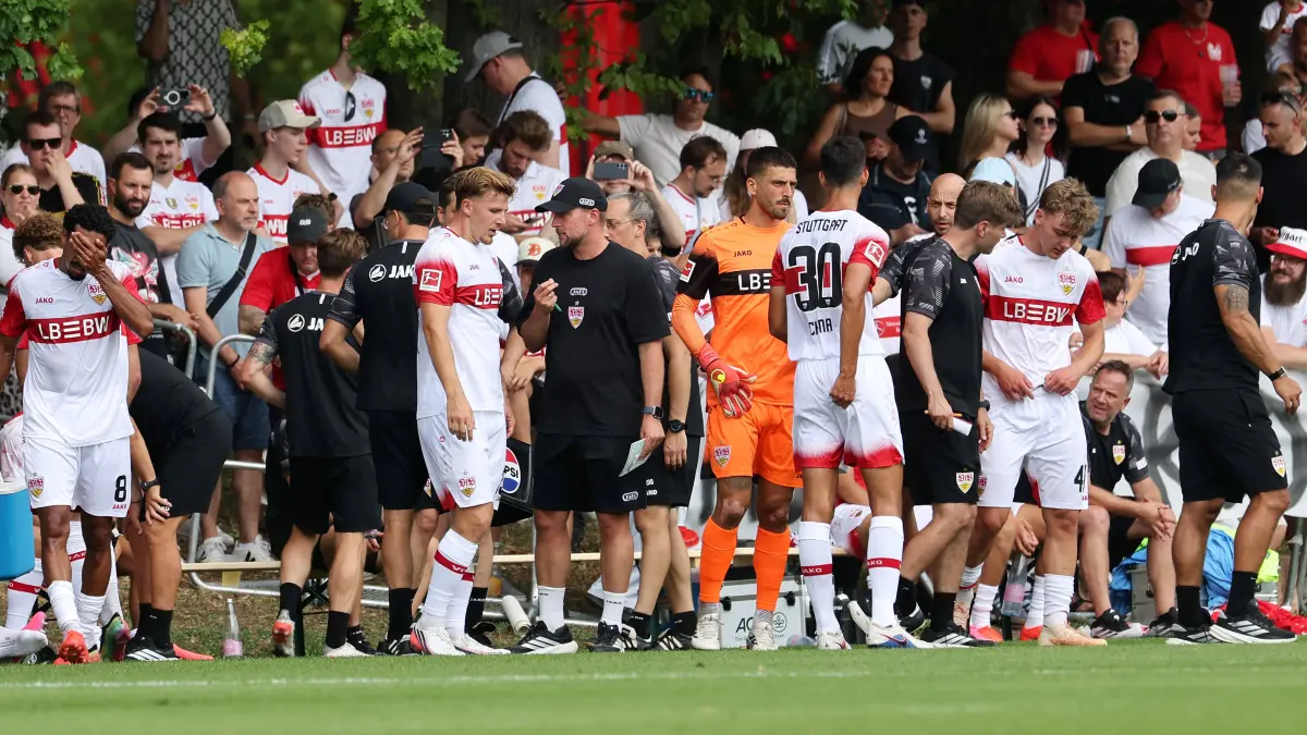 Fußball VfB Stuttgart vs. Paris FC: 2026.08.01, Deutschland, Stuttgart, Fußball VfB Stuttgart vs. Paris FC, Trainer Sebastian Hoeneß VfB, Mitte im Gesprch mit Finn Jeltsch *** August 1, 2026, Germany, Stuttgart, Soccer: VfB Stuttgart vs. Paris FC VfB coach Sebastian Hoeneß, center, in conversation with Finn Jeltsch