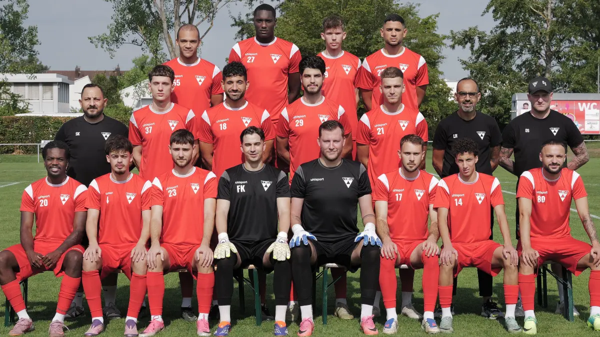 Fußball, Fussball, Landesliga, TSV Weilimdorf : Fußball, Fussball, Landesliga, TSV Weilimdorf, Mannschaft, Mannschaftsfoto, vlnr. oben: Jonathan Zinram-Kisch, Terry Offei, Lucas Feiste, Tamer Harun-Fara, mitte: Süleyman Karacobanoglu, Berin Kardumovic, Erdinc Bozoglu, Chrisowalandis Kugiumtzidis, Roman Kasiar, Hassan Lamari, Trainer Oliver Stierle, unten: Jeff Antwi, Quazim Tolaj, Christian Stagel Alberto, Friedrich Köhler, Kevin Rombach, Maximilian Kuchler, Tarik Bouich, Riccardo Scarcelli
Fotograf: Günter E. Bergmann - Photography
Aufnahmedatum: 01.08.2026