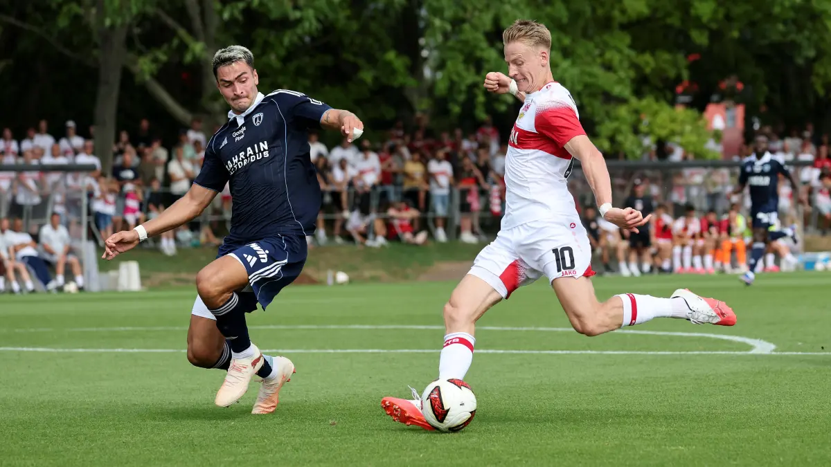 Fußball VfB Stuttgart vs. Paris FC: 2026.08.01, Deutschland, Stuttgart, Fußball VfB Stuttgart vs. Paris FC, v.l. Diego Coppola Paris, Chris Führich VfB *** August 1, 2026, Germany, Stuttgart, Soccer: VfB Stuttgart vs. Paris FC from left: Diego Coppola Paris, Chris Führich VfB