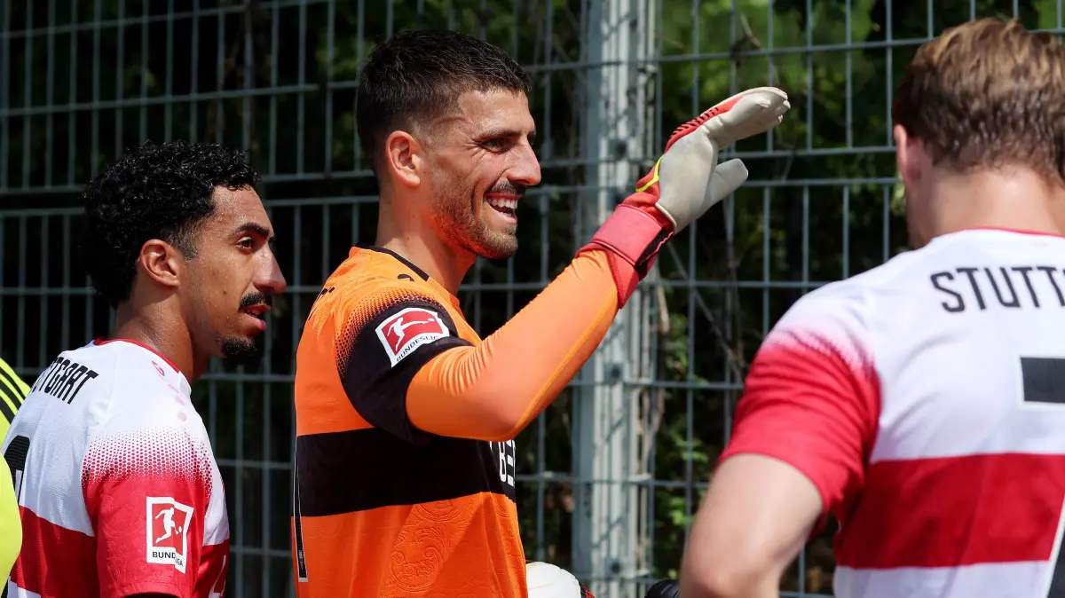 Fußball VfB Stuttgart vs. Paris FC: BAU // 2026.08.01, Deutschland, Stuttgart, Fußball VfB Stuttgart vs. Paris FC , v.l. Tiago Tomas, Fabian Bredlow(VfB)