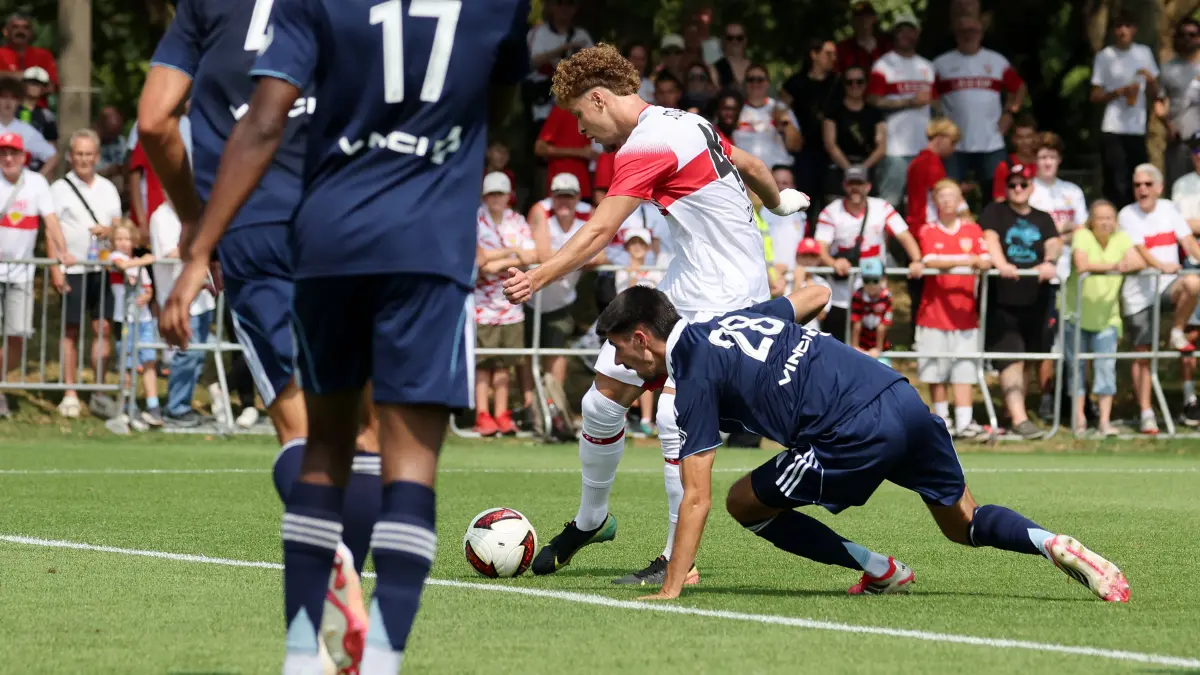 Fußball VfB Stuttgart vs. Paris FC: 2026.08.01, Deutschland, Stuttgart, Fußball VfB Stuttgart vs. Paris FC, v.l. Torschütze Lazar Jovanovic VfB schießt das Tor zum 1:0, Lassine Sinayoko Paris *** August 1, 2026, Germany, Stuttgart, Soccer: VfB Stuttgart vs. Paris FC from left: Goal scorer Lazar Jovanovic VfB scores the goal to make it 10 Lassine Sinayoko Paris