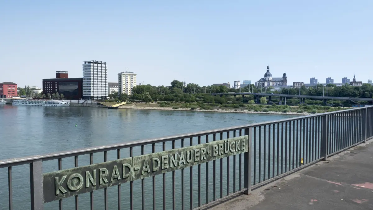 Blick von der Konrad-Adenauer-Brücke auf Mannheim, Baden-Württemberg, Deutschland, Europa - View from the Konrad-Adenauer-Brücke bridge on Mannheim, Baden-Wuerttemberg, Germany, Europe *** View from Konrad Adenauer Bridge to Mannheim Baden Württemberg Germany Europe View from the Konrad Adenauer Bridge to Mannheim Baden Wuerttemberg Germany Europe PUBLICATIONxINxGERxSUIxAUTxHUNxONLY 1067404147