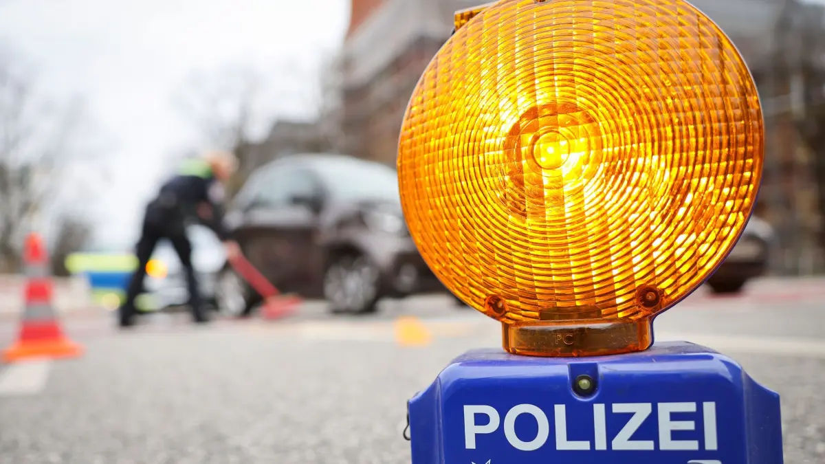 Verkehrsunfall: ARCHIV - 25.03.2025, Hamburg: Eine Signallampe der Polizei sichert eine Unfallstelle auf einer Kreuzung. (zu dpa: «Motorradfahrer verletzt sich bei Havekost lebensgefährlich») Foto: Christian Charisius/dpa +++ dpa-Bildfunk +++