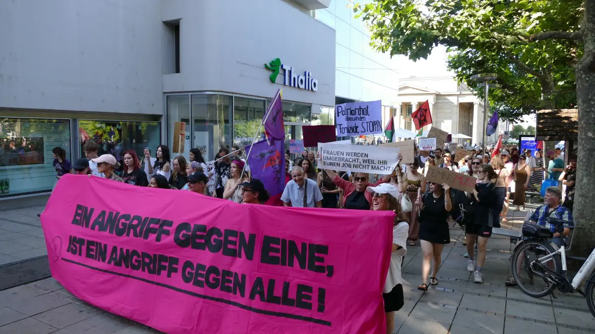 Nach dem versuchten Femizid im Milaneo sind am Sonntag mehrere hundert Menschen auf die Straße gegangen, um gegen Frauengewalt zu protestieren.