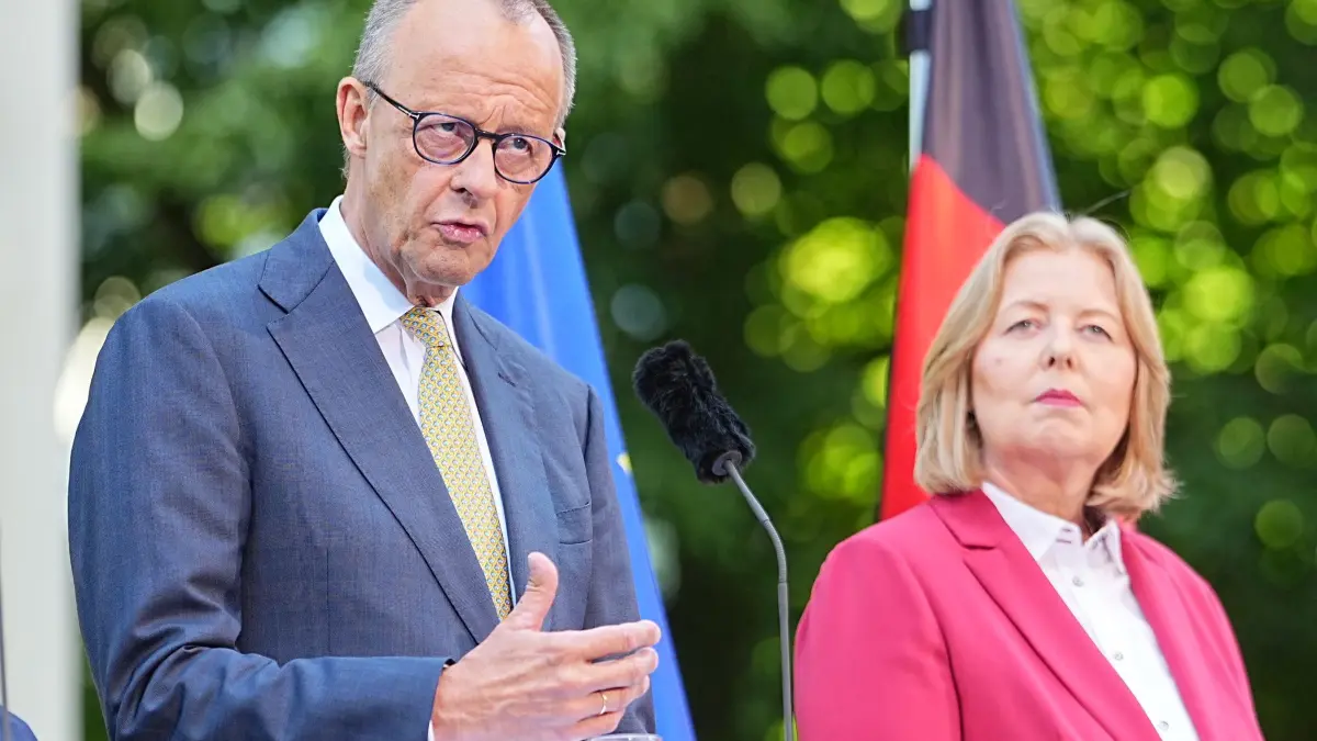 Debatte über Abschaffung der „Rente mit 63“: ARCHIV - 02.07.2026, Berlin: Bundeskanzler Friedrich Merz (CDU) und Bärbel Bas (SPD), Bundesministerin für Arbeit und Soziales, geben im Garten des Kanzleramtes eine Pressekonferenz nach der Sitzung des Koalitionsausschusses. (zu dpa: «Wie geht es weiter mit der abschlagsfreien Frührente?») Foto: Michael Kappeler/dpa +++ dpa-Bildfunk +++