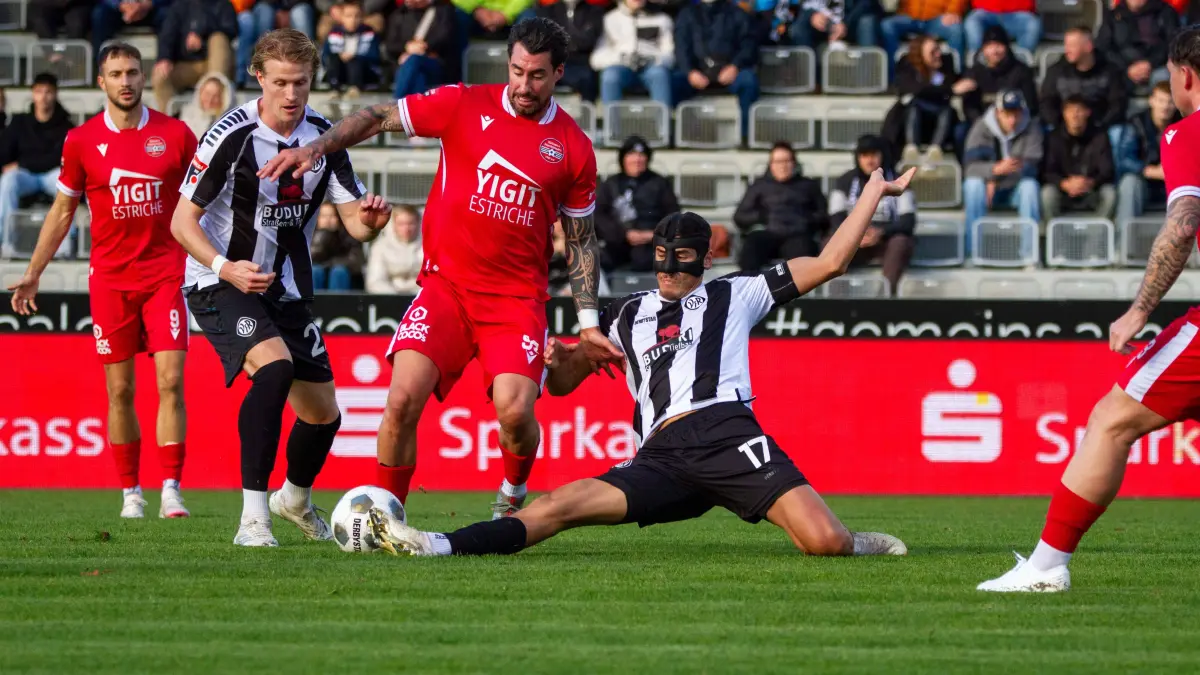 Ali Odabas VFR Aalen, 17, Cristian Giles Sanchez Terkspor Neckarsulm, 99 VFR Aalen vs. Tuerkspor Neckarsulm, Fussball, Oberliga, 14.Spieltag, Saison 2025/2026, 25.10.2025, VFR Aalen vs. Tuerkspor Neckarsulm, Fussball, Oberliga, 14.Spieltag, Saison 2025/2026, 24.10.2025, Foto: Eibner-Pressefoto/Luan Bahtijari Aalen *** Ali Odabas VFR Aalen, 17 , Cristian Giles Sanchez Terkspor Neckarsulm, 99 VFR Aalen vs Tuerkspor Neckarsulm, Football, Oberliga, Matchday 14, Season 2025 2026, 25 10 2025, VFR Aalen vs Tuerkspor Neckarsulm, Football, Oberliga, Matchday 14, Season 2025 2026, 24 10 2025, Photo Eibner Pressefoto Luan Bahtijari Aalen Copyright: xEibner-Pressefoto/LuanxBahtijarix EP_LBI