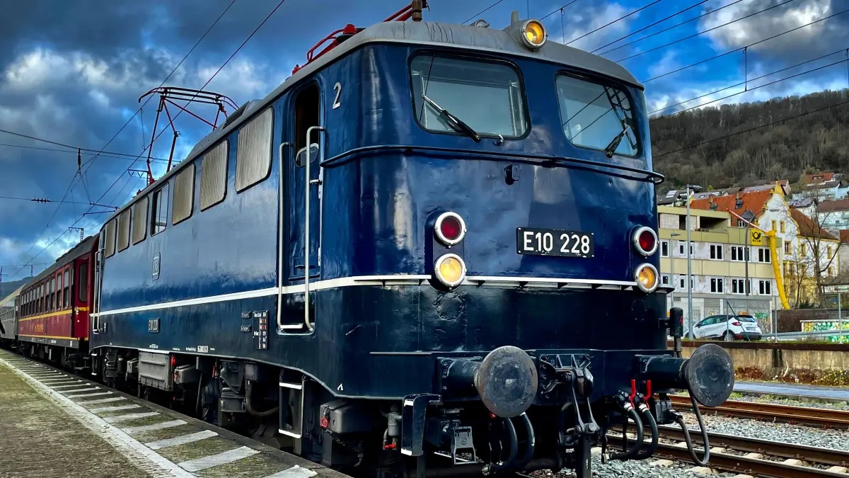 Die E-Lok 110 228 ist heute 66 Jahre alt und wurde vom Verein DBK Historische Bahn aufwendig aufgefrischt.