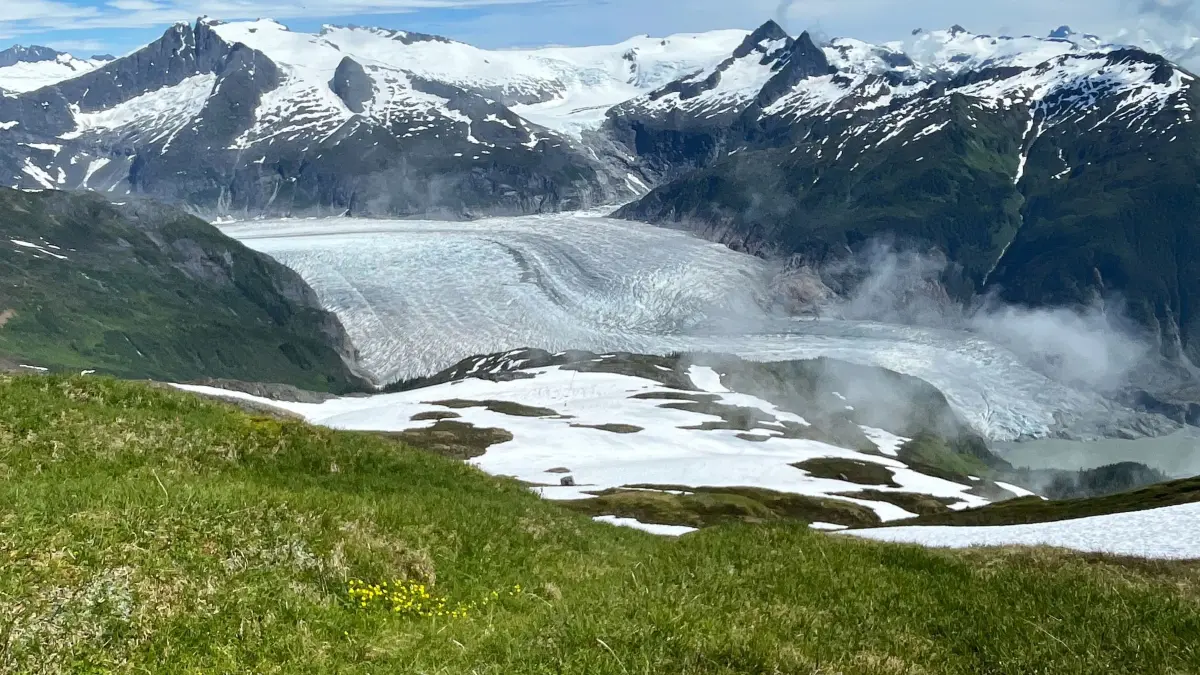 Gletscher in Alaska: 01.08.2026, USA, Juneau: Der Mendenhall-Gletscher, gesehen vom Mount McGinnis aus. Foto: Becky Bohrer/AP/dpa +++ dpa-Bildfunk +++