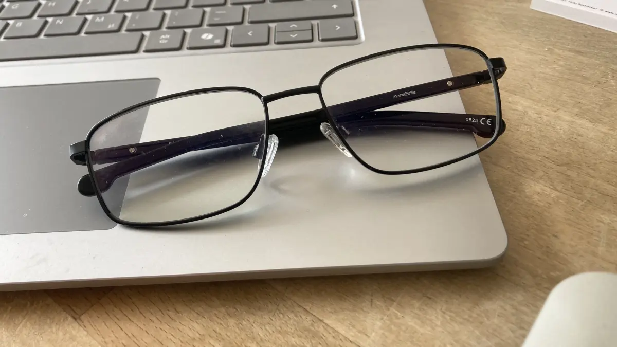 Da gehört sie hin: Bildschirmbrille am Arbeitsplatz.